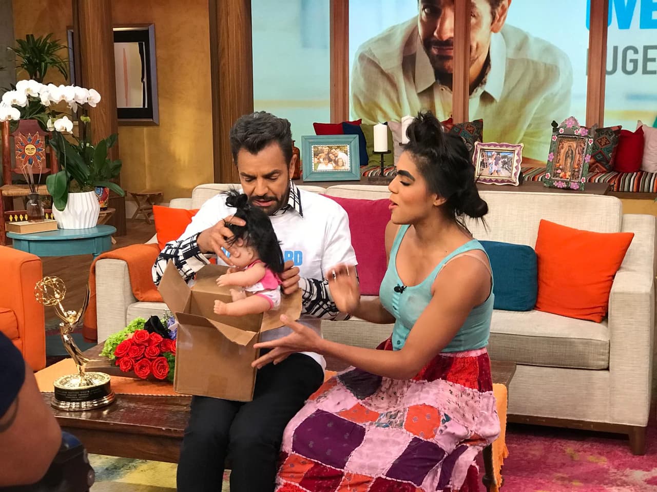 Mela la Melaza llegó con un regalo muy especial para Aitana, la hija de Eugenio Derbez.