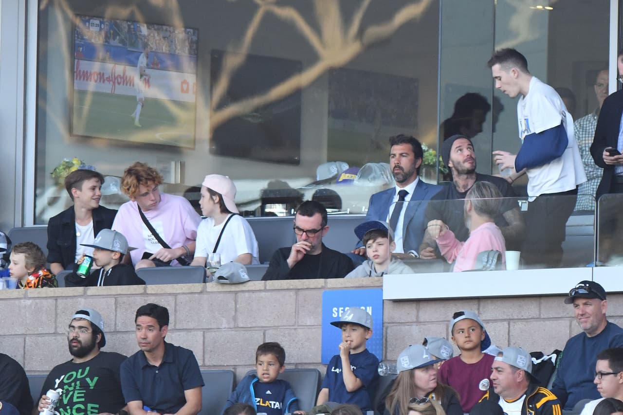 Y es que el pasado domingo, Brooklyn Beckham pareció haber emprendido una vida nueva con Lexi Wood, a quien no llevó a un encuentro posterior que tuvo con su famoso padre, David.