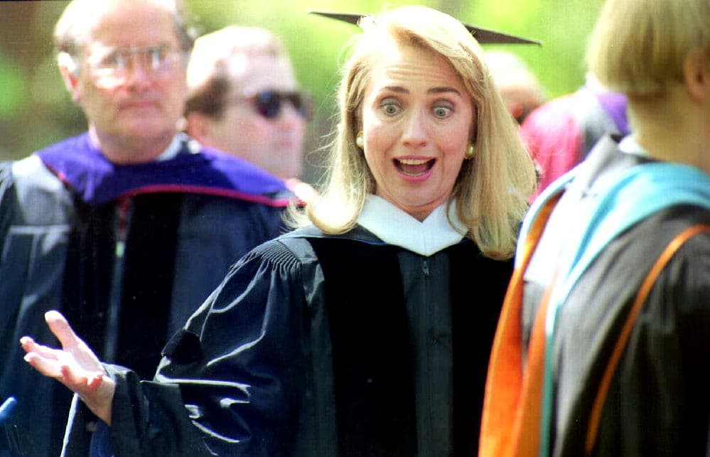 Los gestos de Hillary son su sello personal. Aquí luciendo una toga durante una visita a su universidad, Wellesley College.