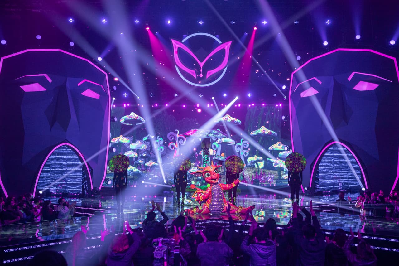 El split final de Alebrije hizo sospechar a Galilea de que se trataba de una bailarina. Omar decidió ayudar un poco a los investigadores, dándoles una palabra clave que podría revelar la identidad de los personajes. En el caso de Alebrije es “Llorona”. Fanny Lu, Kimberly Loaiza, María Antonieta de las Nieves, Joy Huerta y Flor Amargo fueron las sospechas de los investigadores.