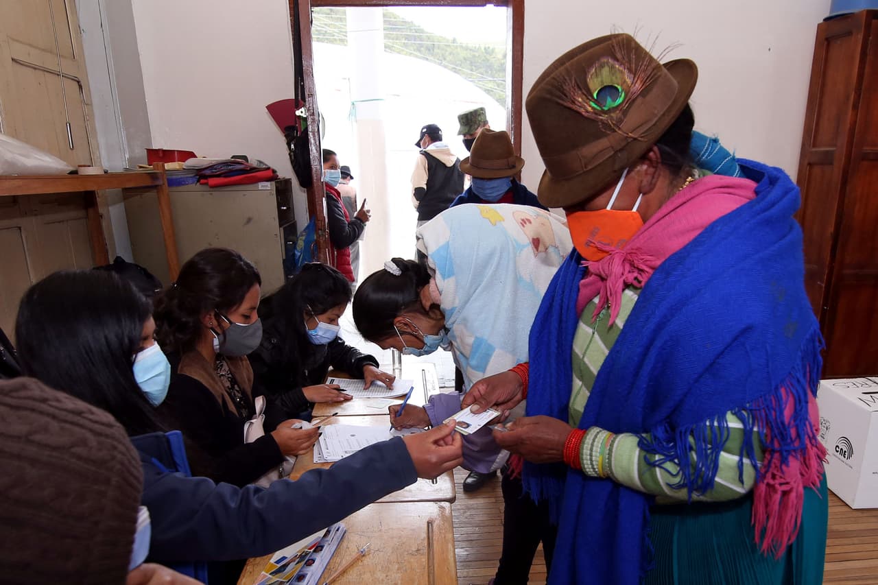 Una mujer vota en Camyambe, Ecuador. Los ecuatorianos acudieron a las urnas para elegir al sucesor del presidente Lenín Moreno, en momentos en los que el país se ha visto obligado a imponer nuevamente restricciones de distanciamiento social en un tercio de sus 24 provincias.