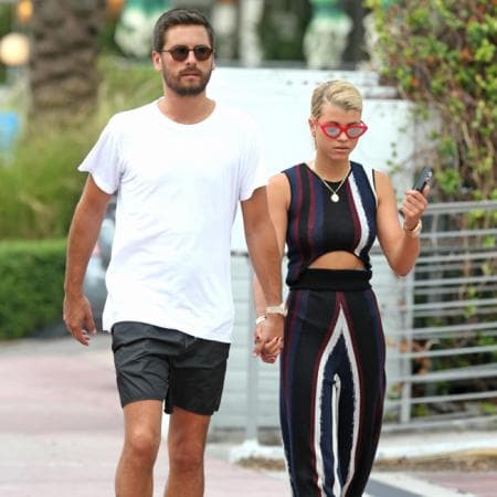 Actualmente Scott Disick mantiene un noviazgo con Sofia Richie, quien es 16 años menor. Él tiene 36 mientras que ella 20.
