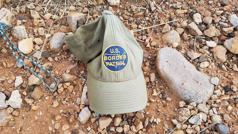 Una gorra de la Patrulla Fronteriza olvidada en el desierto.