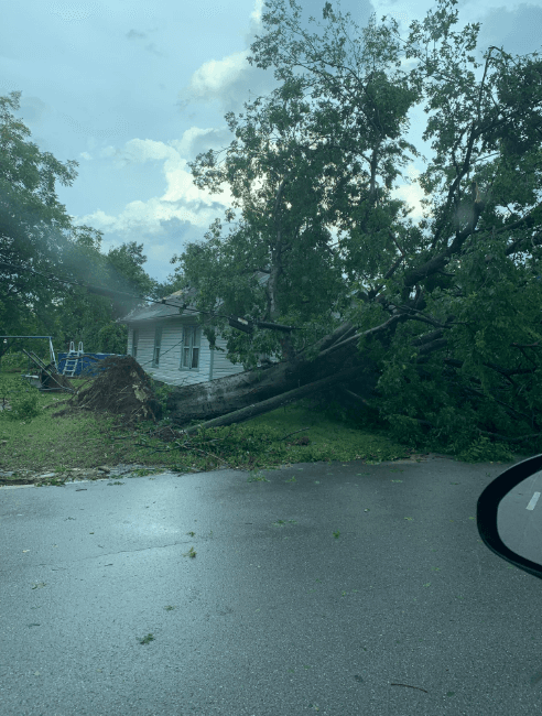 Sin embargo, a las 5:49 p.m. el Servicio Nacional Meteorológico informó a través de sus redes sociales de un posible tornado al este de Greenville.