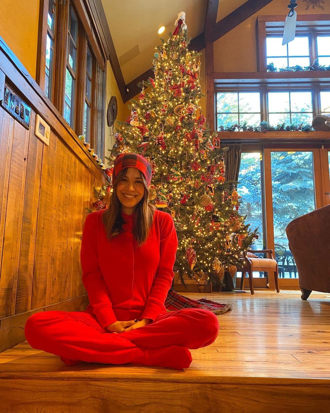 En pijamita y al pie del árbol de Navidad como nuestra Karla Martínez: así les damos la bienvenida por este recuento semanal que llega con todo el entusiasmo del mundo. ¿Están listos y con recalentado a mano? Arrancamos.