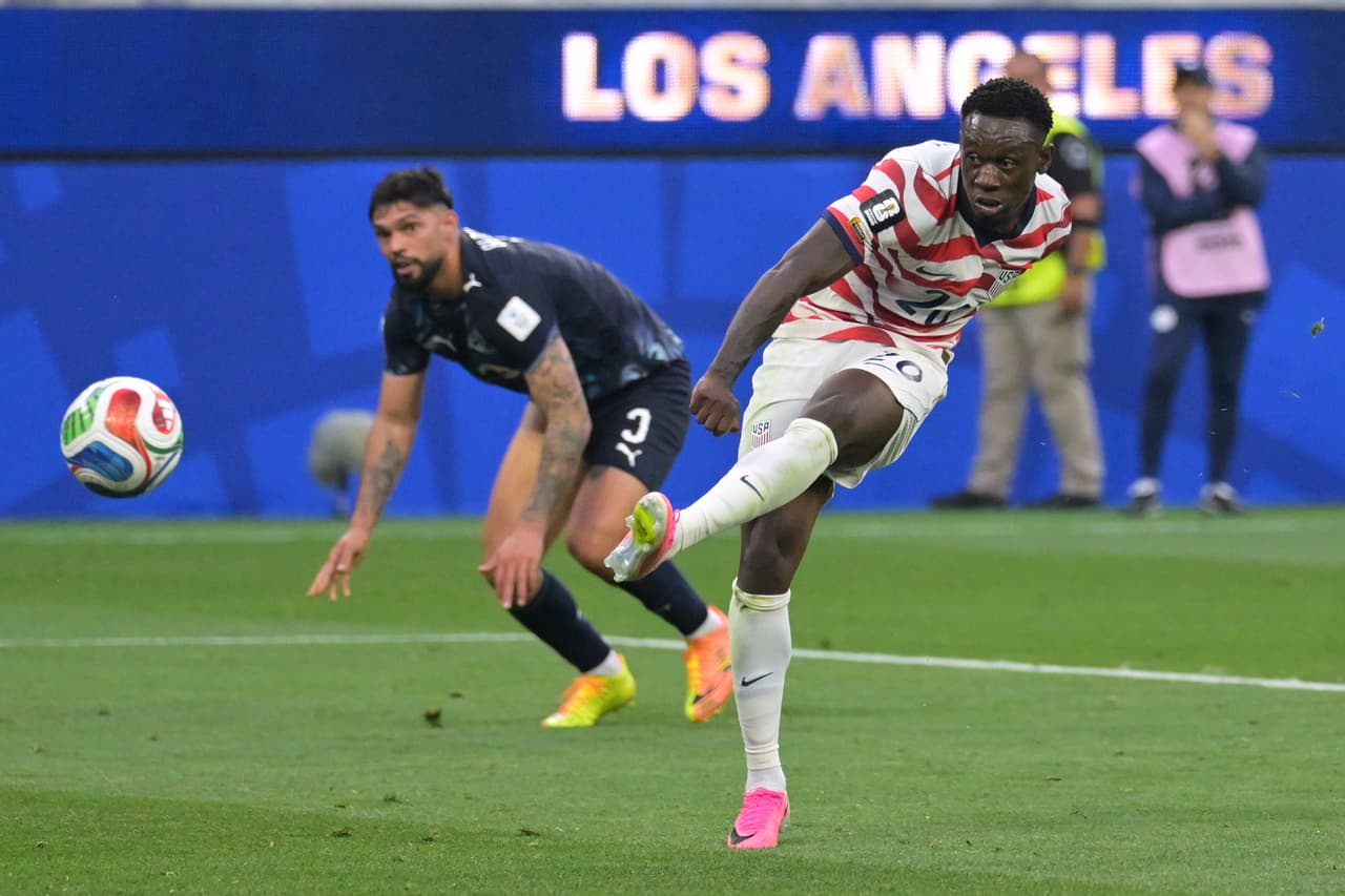 Folarin Balogun, de Estados Unidos marca un gol mientras Omar Alderete, de Paraguay, observa.