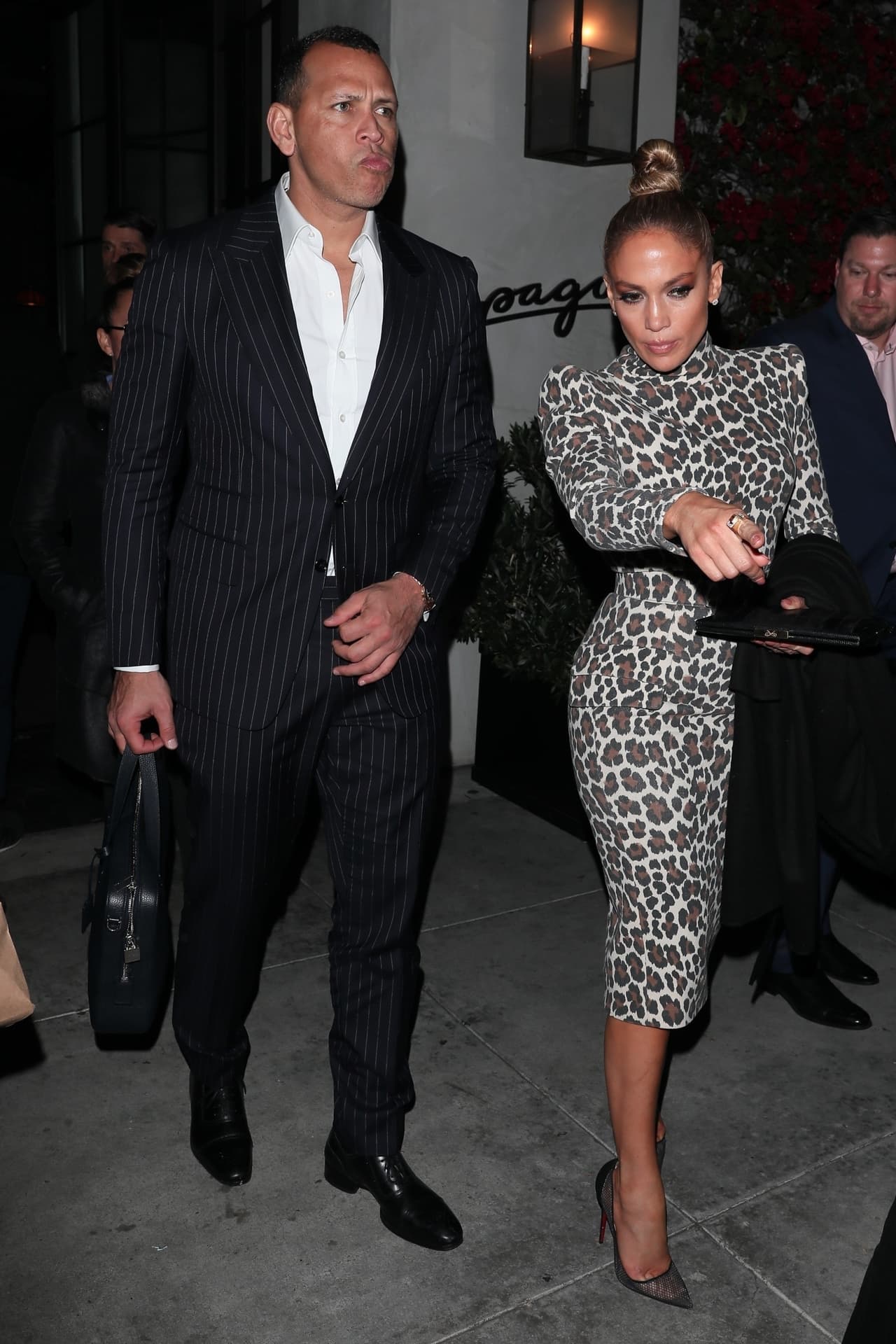 La artista le dijo algo, mientras que el expelotero de los Yankees de Nueva York mantenía la compostura.