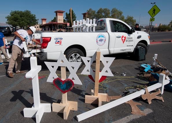 Cruces y estrellas de David para rendir homenaje a las víctimas del tiroteo.