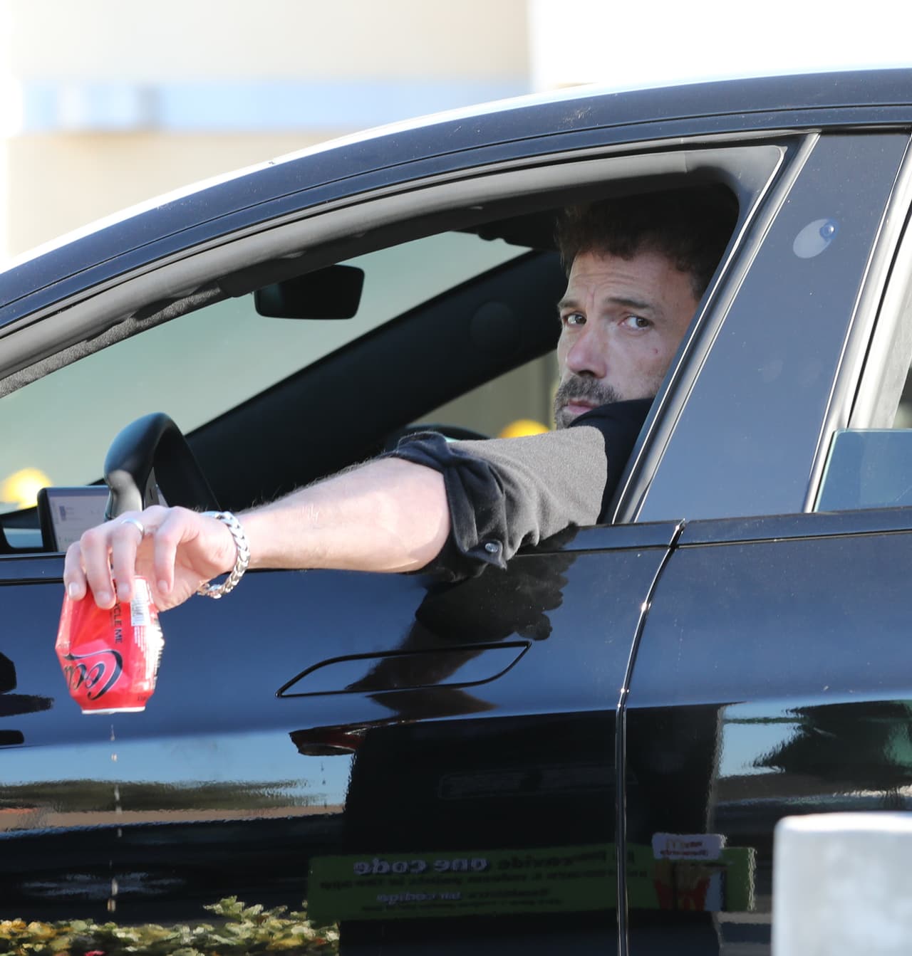 Como es costumbre, las cámaras siguieron al ahora esposo de JLo y en varias de las imágenes se ve que lleva puesto su anillo de bodas.