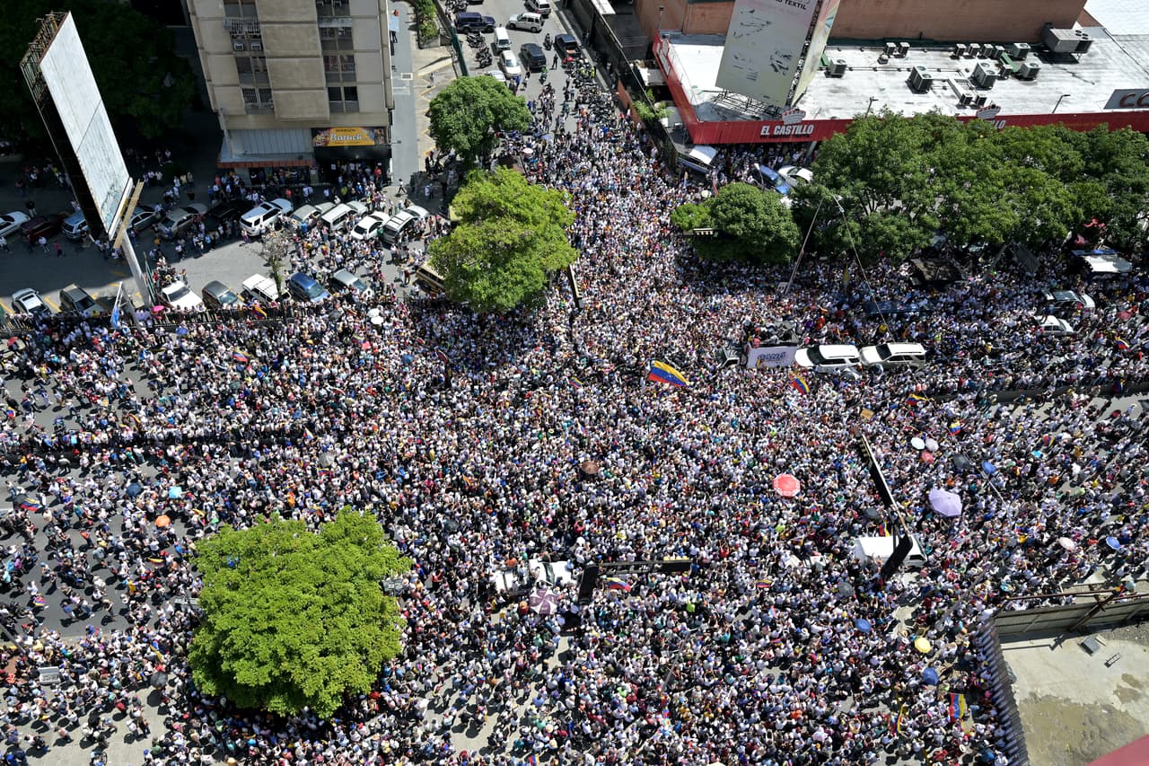 Esta vista aérea muestra a miles de personas asistiendo a la protesta convocada por la oposición para que se reconozca la "victoria" electoral de Edmundo González, en Caracas el 17 de agosto de 2024.