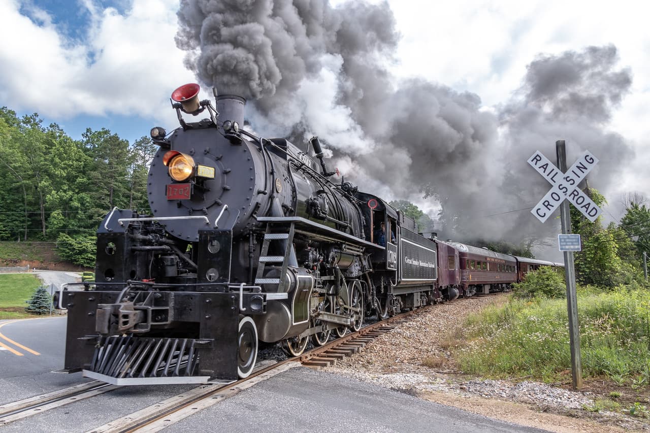Uno de los viajes más populares es la excursión al desfiladero de Nantahala, un viaje de ida y vuelta de 4.5 horas que ofrece una parada para disfrutar de las vistas de la cima de la montaña. O puedes subirte a bordo de la excursión al río Tuckasegee, un viaje de cuatro horas que incluye una parada en una pequeña ciudad histórica para hacer algunas compras rápidas.