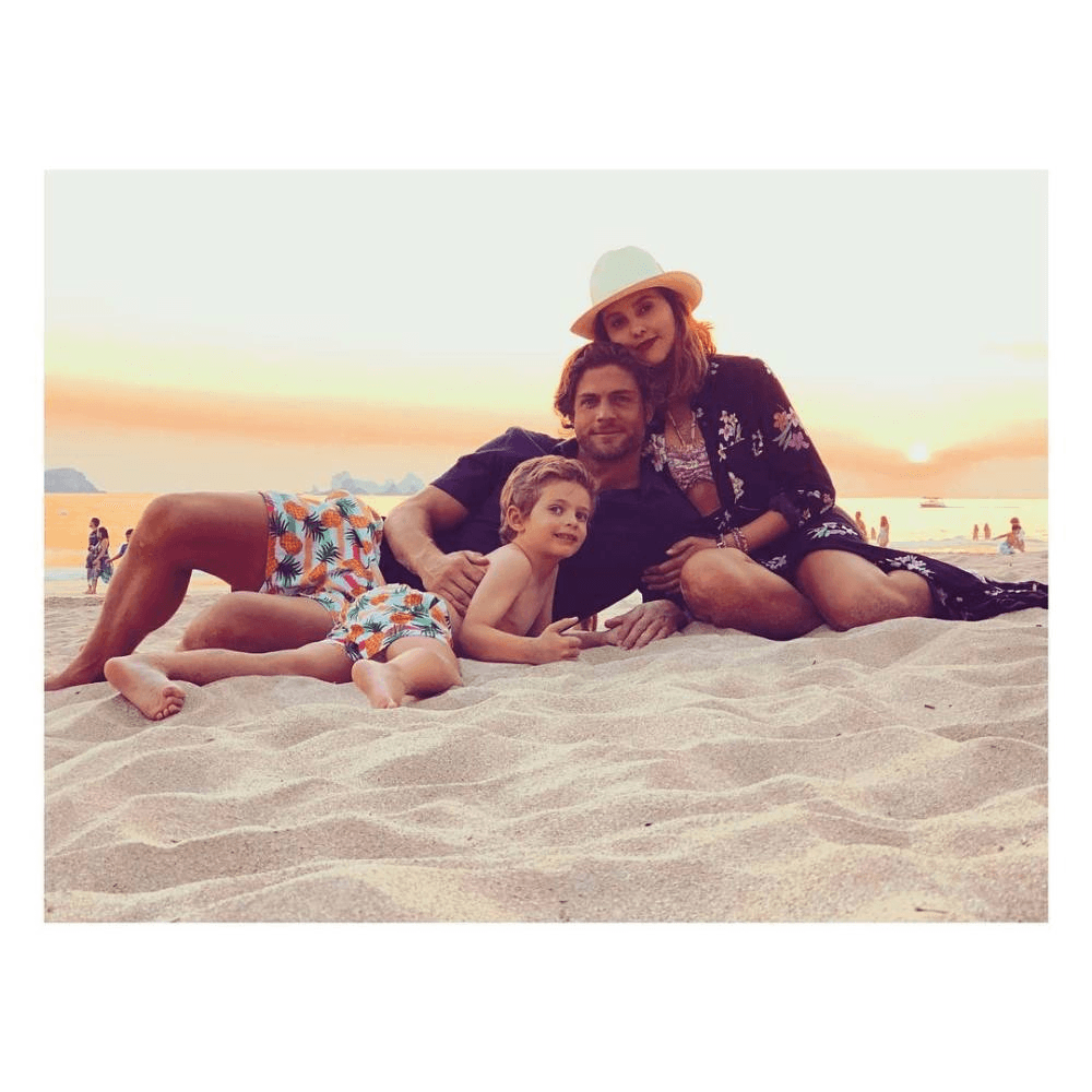 La actriz realizaba paseos en familia con su novio y el pequeño.