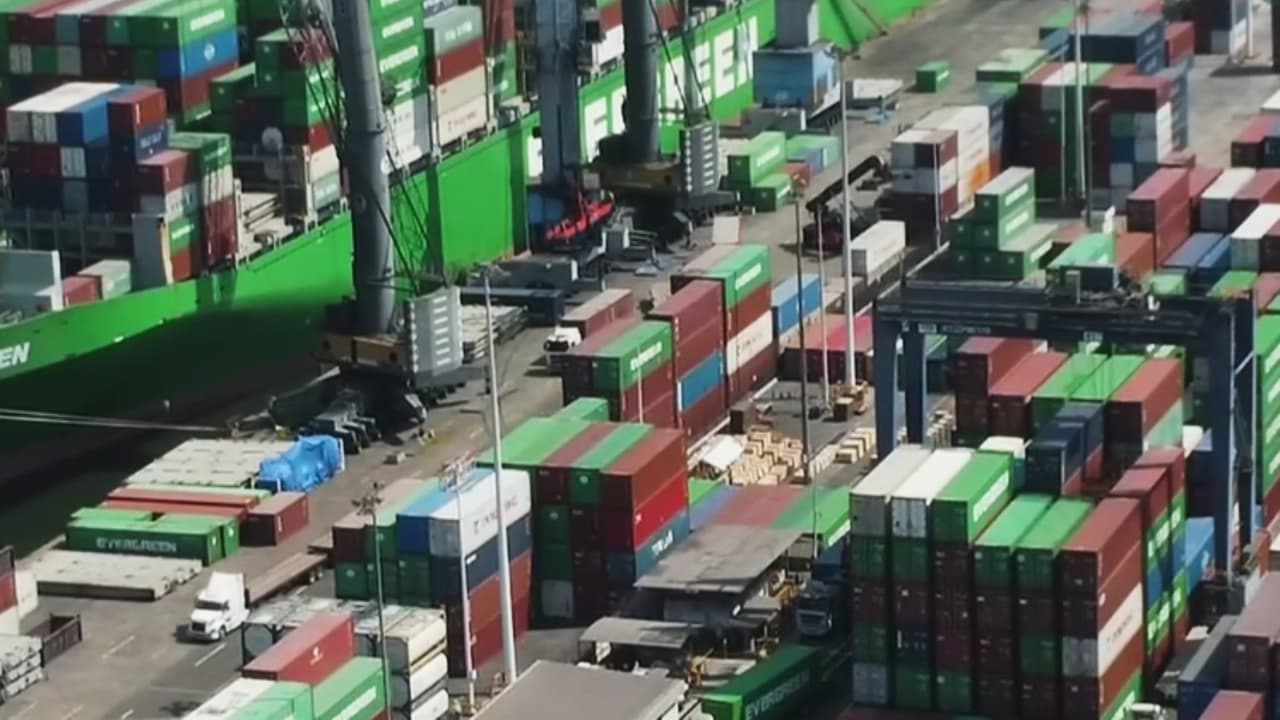 Empresas elevan sus precios a causa de los aranceles; experto afirma que es un proceso inflacionario