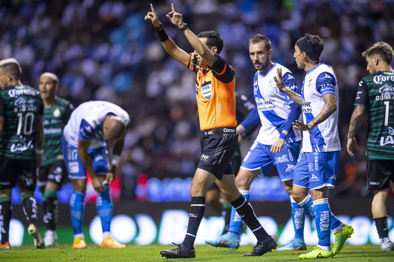 Pero lo llamó el VAR y corrigió.