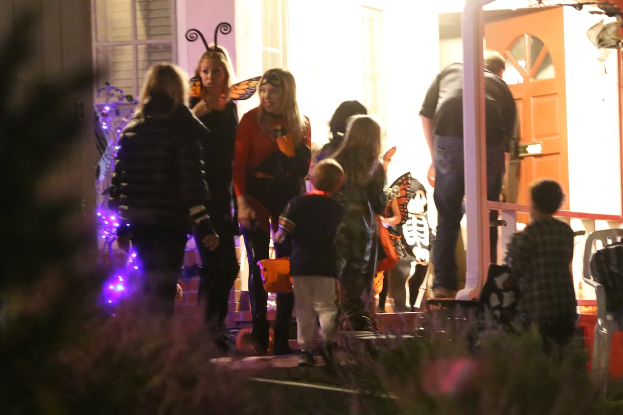 Pasando de casa en casa gritando 'Trick or Treat'.