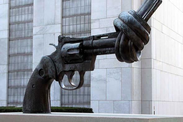 La pistola anudada, Nueva York - E sta escultura deja bien clara la idea de la no violencia y lo innecesario de las armas.
