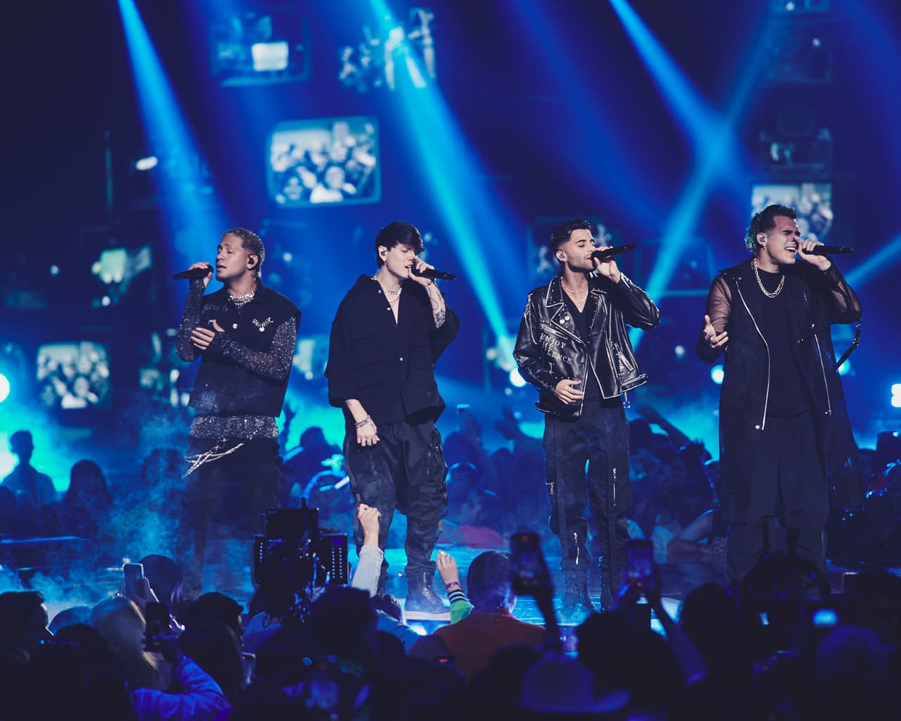 <h2 class="cms-H2-H2">CNCO</h2>
<br>
<br>La boyband se despidió de Premios Juventud, luego de haber participado en la fiesta más hot del verano en distintas ocasiones como anfitriones, nominados y también triunfadores.