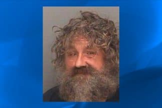 Arrestado por estar desnudo en pose de meditación en la calle.