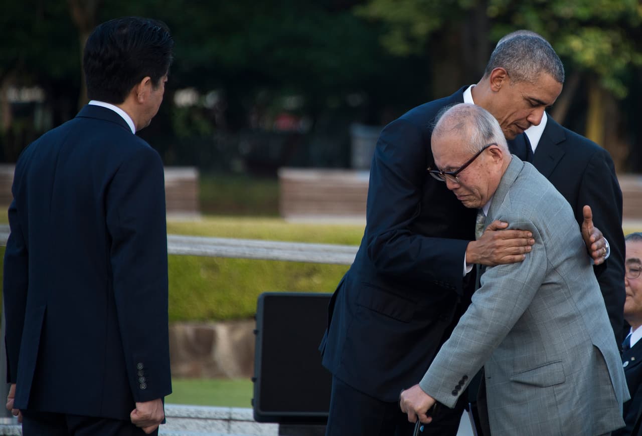 Barack Obama abraza al sobreviviente del ataque atómico Shigeaki Mori, quien se puso de pie para saludarlo en el Parque de la Paz de Hiroshima.