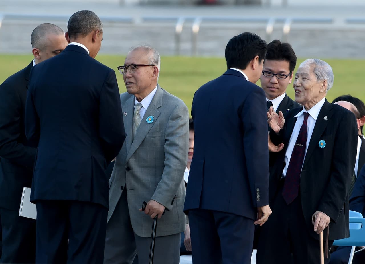 El primer ministro japonés, Shinzo Abe, encabezó la histórica visita de Obama a la zona cero de Hiroshima, donde en 1945 EEUU lanzó su primera bomba atómica.