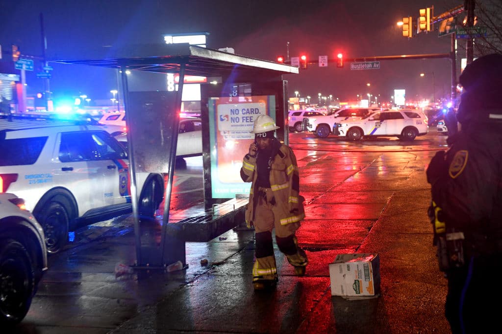 “Todo lo que escuchamos fue un rugido fuerte y no sabíamos de dónde venía. Simplemente nos dimos la vuelta y vimos la gran columna de humo”, dijo Jim Quinn, el propietario de la cámara del timbre a la agencia AP.