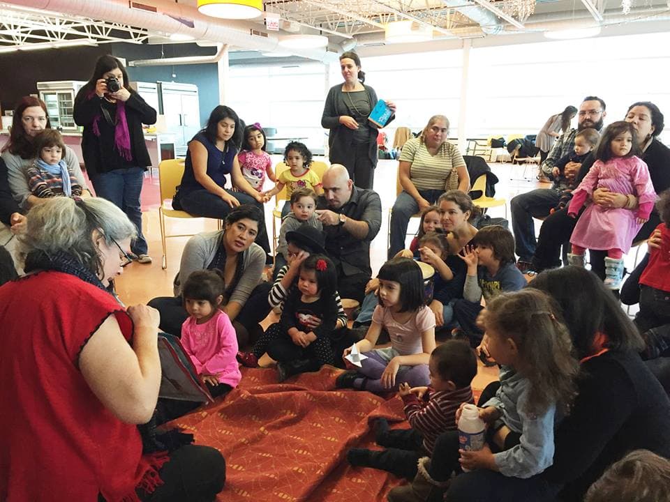 ‘Son Chiquitos' es un programa comunitario gestado dentro de la escena del Son Jarocho en Chicago, la cual desde mediados de la década de los 90 encontró tierra fértil en el barrio de Pilsen.