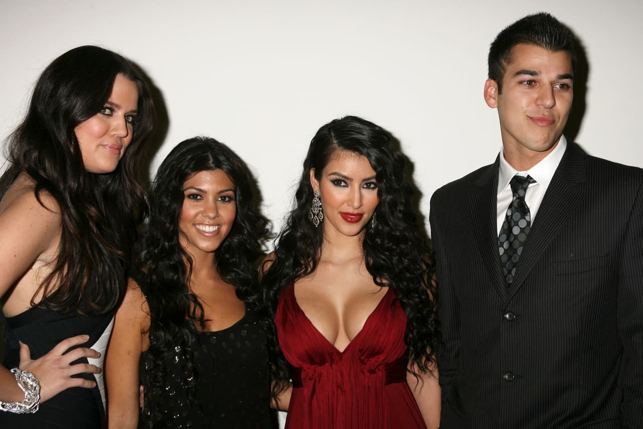 El reality de la familia Kardashian tenía el objetivo de retratar la vida doméstica de Kim y su familia. Para 2007, los hermanos todavía no llegaban a los 30 años: Kourtney tenía 28; Kim 27, Khloé 23 y Rob, 20.