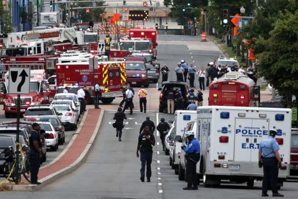 El mismo grupo AFT que ayudó a encontrar al culpable de las bombas en Boston, conjuntamente con vehículos de emergencia y el personal del FBI, policía y demás agencias llegan al edificio 197, que alberga el Comando de la Marina de Guerra de Estados Unidos.