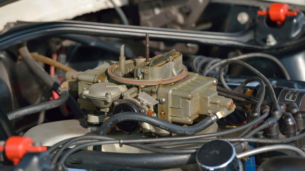 ¿Quién se acuerda de los carburadores? ¿Quién los extraña? El Shelby GT500 Super Snake usaba un solo carburador, pero no un carburador cualquiera sino un Holley 780 CFM.