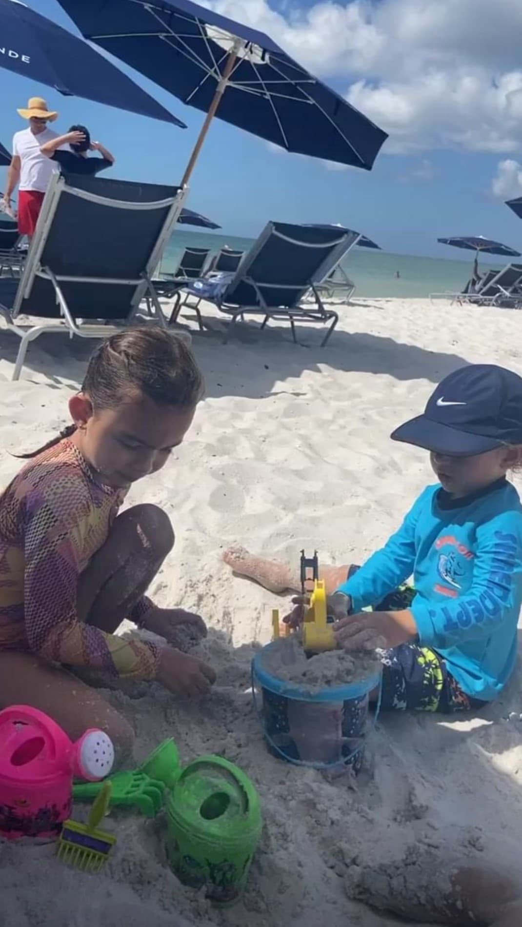 No hay duda que entre Michelle y Liam existe una gran complicidad y están explorando el mundo juntos.