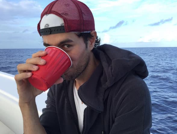 ¡Saluuud, Enrique! ¿Qué tomas en ese clásico vasito rojo?