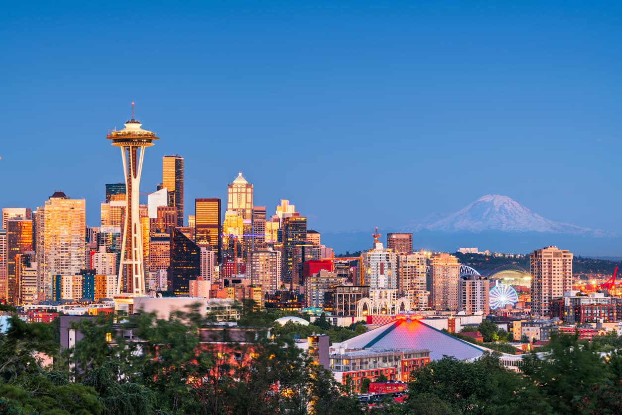<b>En Seattle, Washington</b>
<br>
<br>🔘 El ingreso medio en esta ciudad es de $97,185 al año.
<br>🔘 El ingreso que se recomienda tener para poseer una casa es de $163,752.17
<br>🔘 El ingreso que se recomienda tener si vas a alquilar una vivienda es de $83,304.17