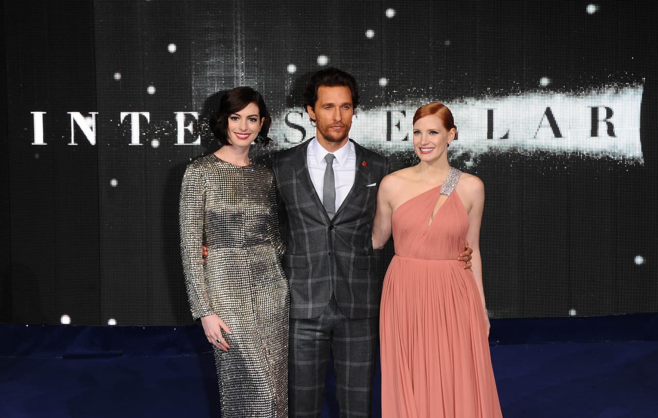 Otro viajero del espacio lo podemos ver en ‘Interstellar’ de 2014. Dirigida por Christopher Nolan, relata el viaje por los agujeros de gusano, basada en la teoría de Kip Stepehen Thorne. En esta aventura van en la búsqueda de un planeta que se pueda habitar.