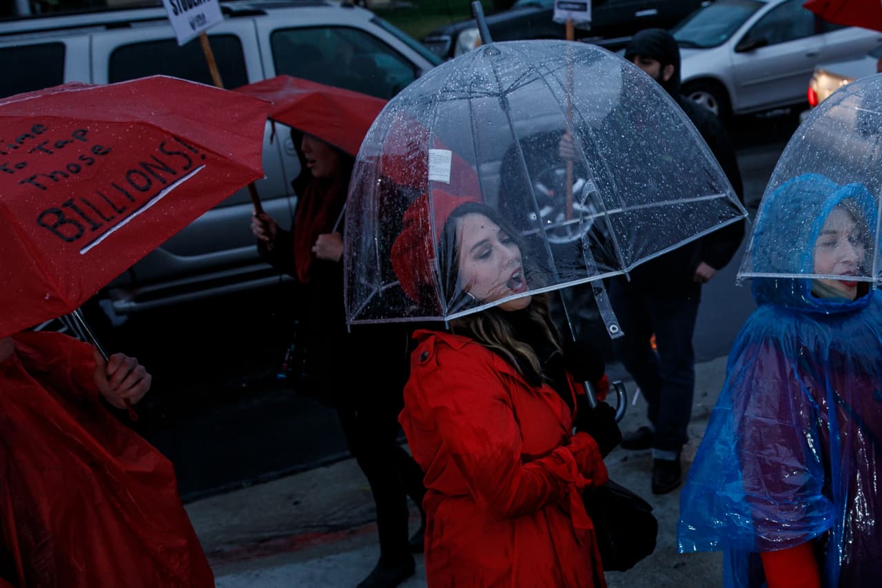 Los educadores y quienes los respaldan, que se han manifestado toda la semana en las calles de la ciudad, fueron invitados por el sindicato a usar el color rojo en su ropa en señal de unidad y apoyo a la huelga.