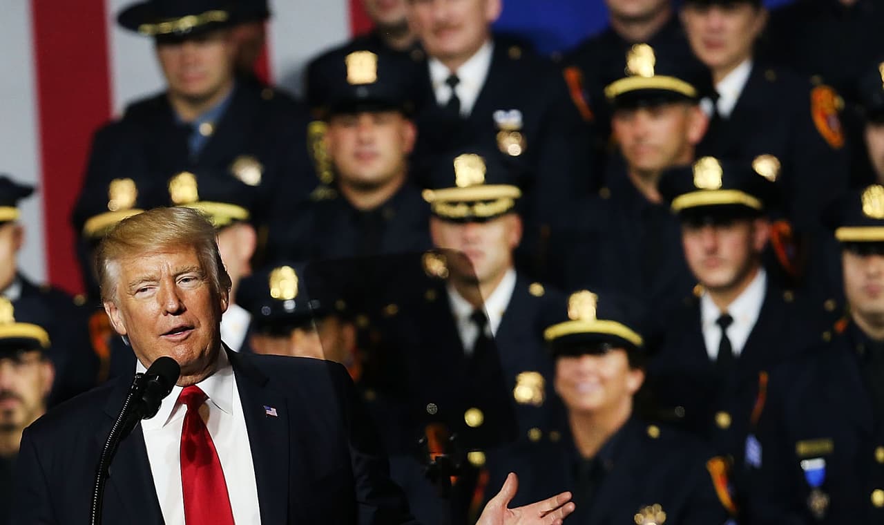 Trump acaba de cruzar otra línea: condonó la violencia policial