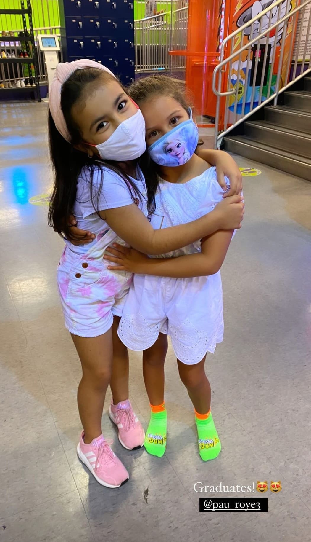 Durante el ciclo escolar se hizo de muy buenas amigas y, a pesar de la distancia que tuvieron durante el año por la pandemia, en este abrazo se notan los lazos de amistad.