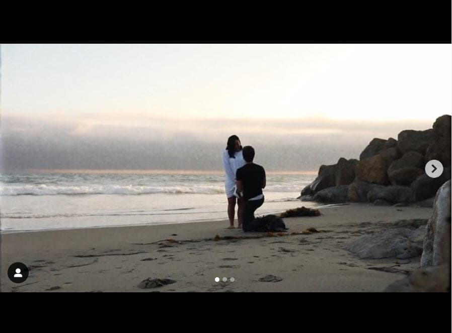 "Me siento honrada de 
<b><a href="https://www.univision.com/famosos/en-fotos-la-lujosa-mansion-que-demi-lovato-vendio-por-8-25-millones-de-dolares-fotos" target="_blank">aceptar tu mano en matrimonio</a></b>
<a href="https://www.univision.com/famosos/en-fotos-la-lujosa-mansion-que-demi-lovato-vendio-por-8-25-millones-de-dolares-fotos" target="_blank">... </a>Te amo más de lo que podría expresar, pero estoy extasiada de comenzar una familia y una vida contigo. Te amo por siempre mi bebé".
<br>