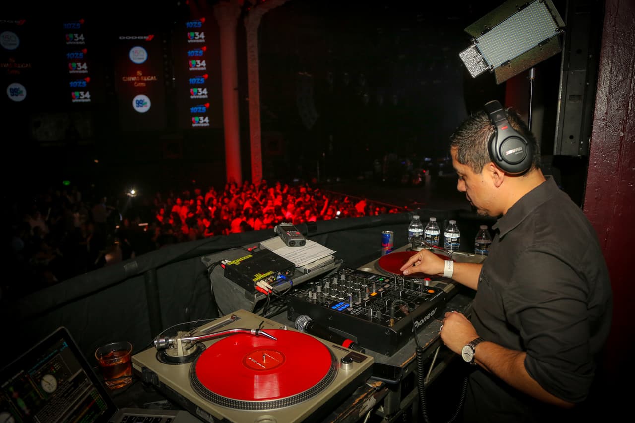 Dj Cristian amenizó la noche con los mejores mixes.