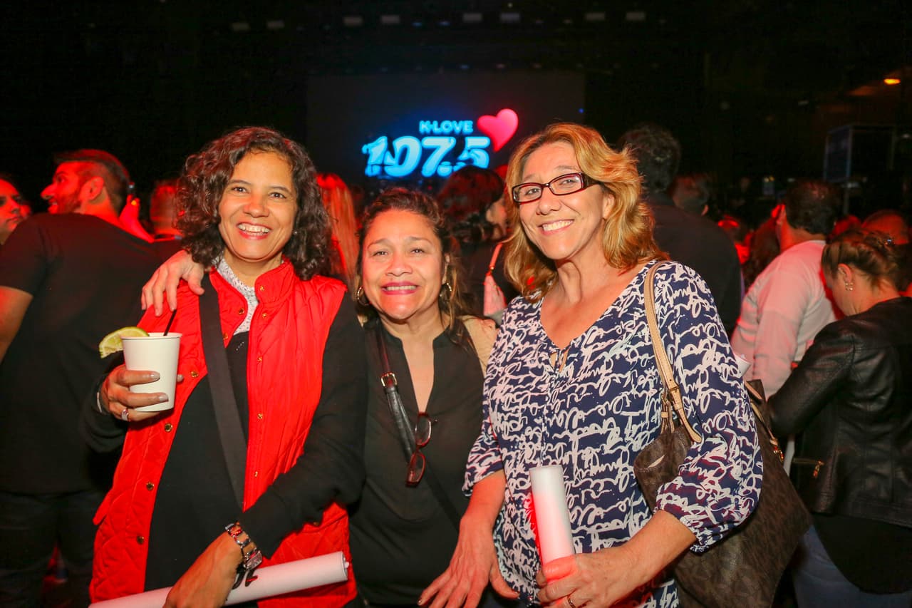 Muy felices esperando que Maná saliera a cantar.