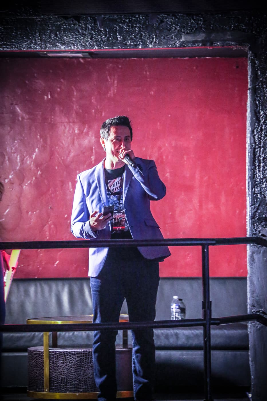 Ysaac Alvarez tuvo sus minutos en el escenario y hasta se tomo selfies con el público.