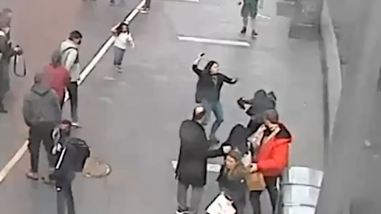 Hombre ataca a un niño de 4 años en Times Square sin ninguna razón y patea a policía
