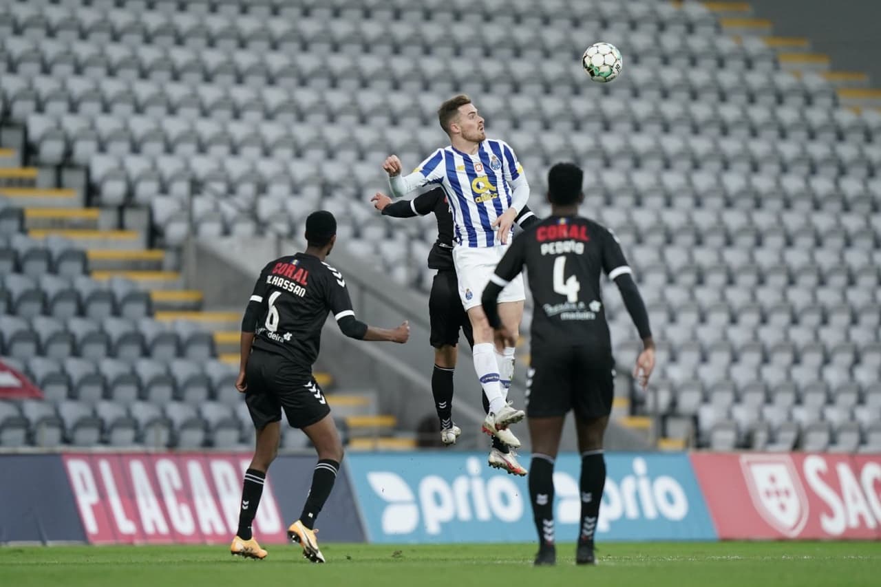 Porto se lleva la victoria ante Nacional después de empatar el encuentro 2-2, durante los primeros 90 minutos. Finalmente, el equipo de Jesus 'Tecatito' Corona, se impuso con una diferencia notable para calificar a cuartos de final de la Copa de Portugal. Díaz, Barbosa, Oliveira y Taremi anotaron para los 'Dragones Azules',