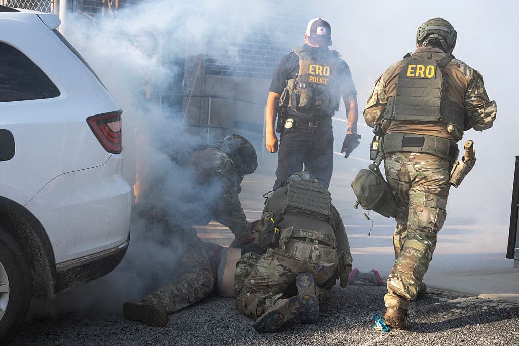 Un manifestante es arrestado mientras el gas lacrimógeno llena el aire durante una protesta frente a un centro de inmigración en Broadview, Illinois, el 19 de septiembre de 2025, en rechazo al aumento de operativos autoridades federales en Chicago.