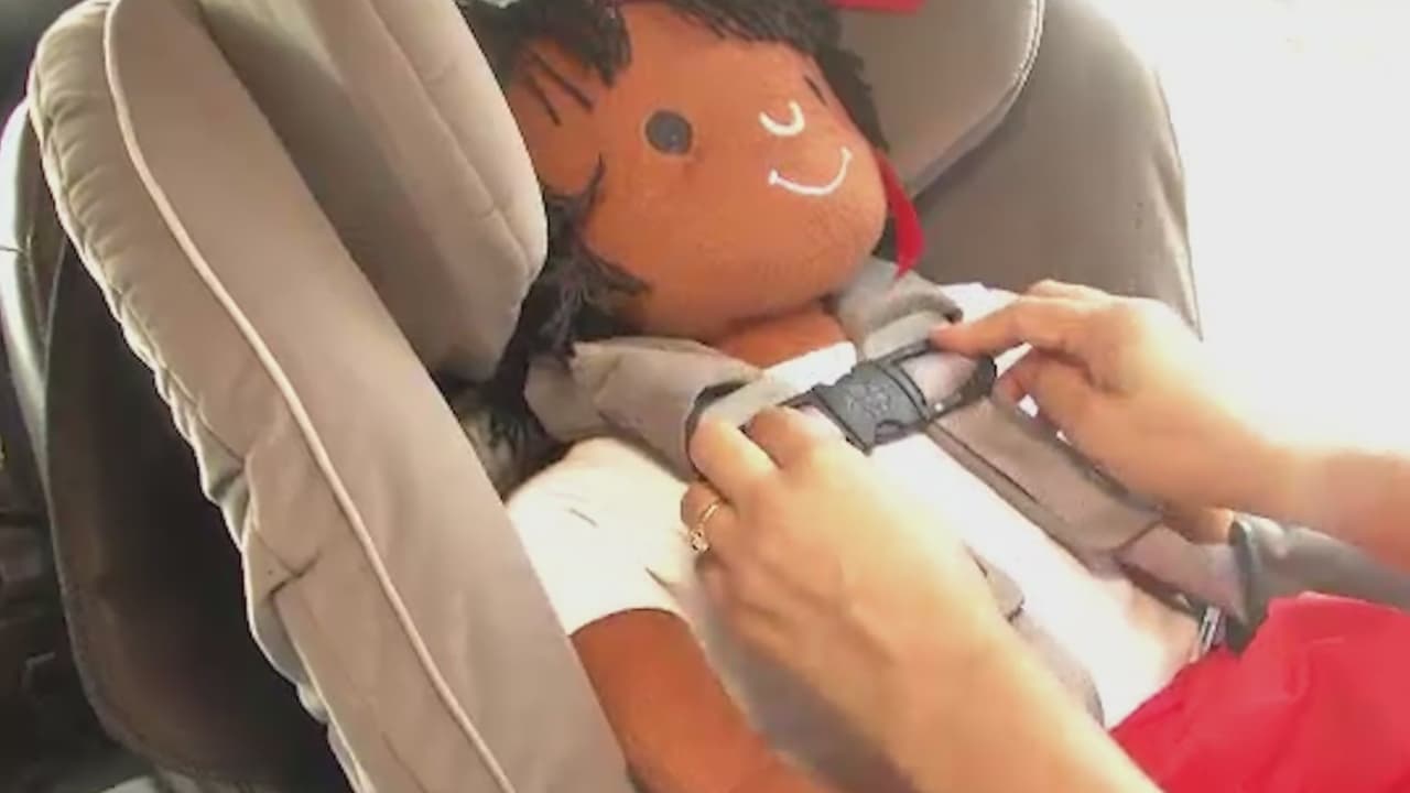 ¿Sabes cómo se instalan los asientos para niños en los autos? Te explicamos la manera correcta
