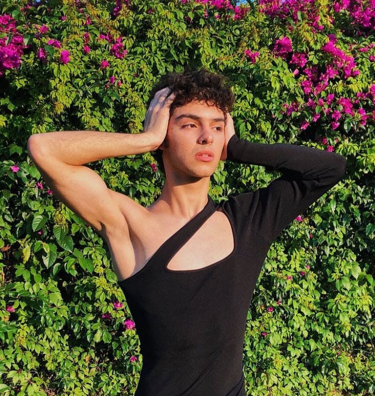 "Yo no me identifico con mi cuerpo, porque mi cuerpo es prestado. Yo un cuerpo no lo veo por lo físico. Sólo es un 
<b>coche biológico </b>para moverte a través de tu espíritu en la tierra", explicó.
<br>