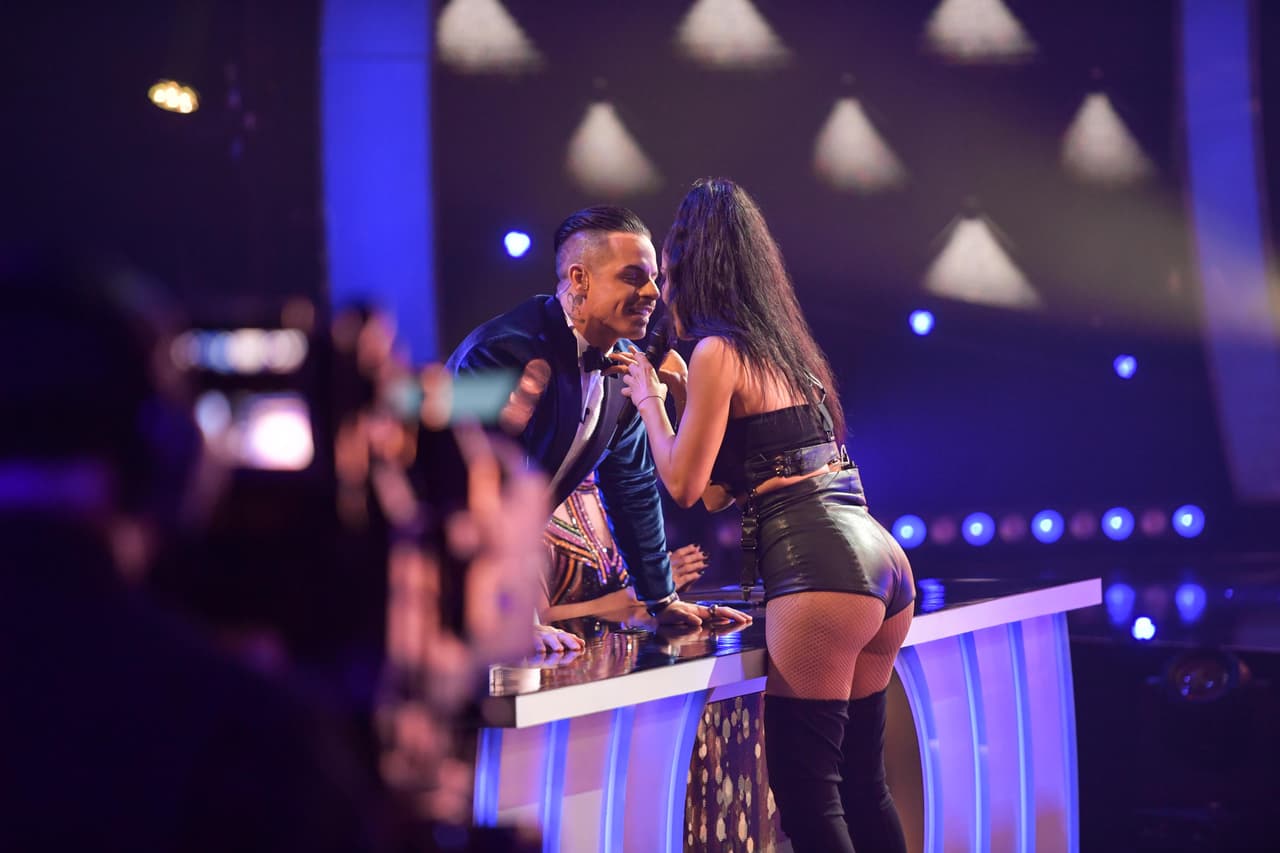 La intérprete llegó a la pista para cantar sus éxitos 'Sin pijama' y 'Me Gusta'.