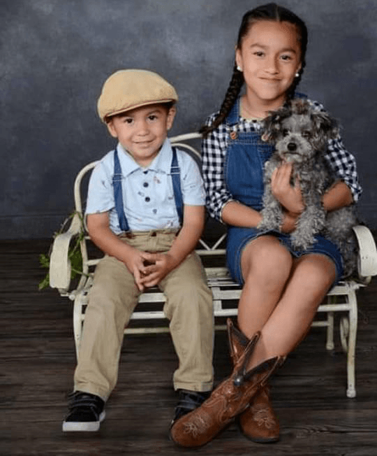 "Mi hermosa familia in cluyendo la mascota. Su nombres es Coco" nos cuenta Aracely Méndez.