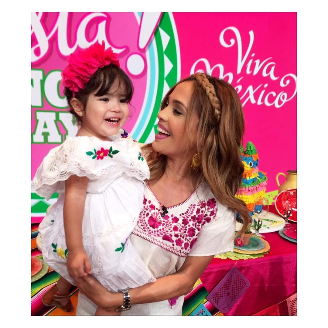 Karla y su sobrina Giulietta lucen espectaculares con el cabello trenzado y sus vestuarios floreados.