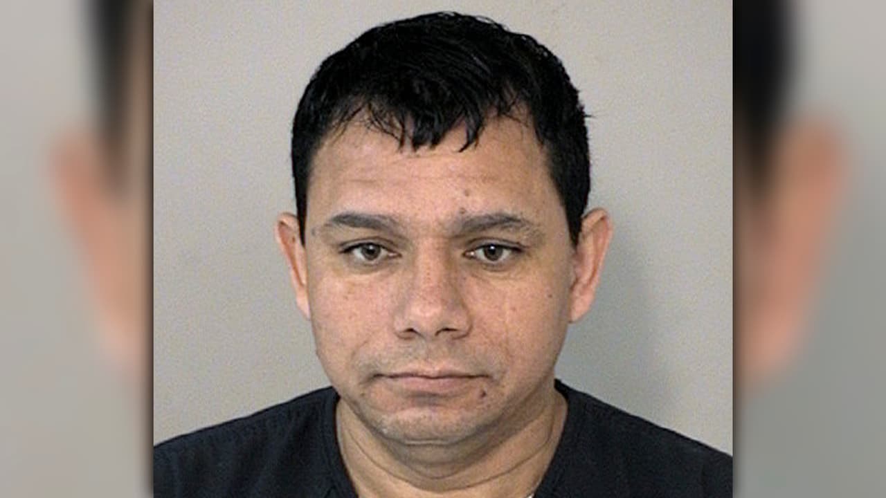 <b>Alexander Cuellar </b>fue sentenciado a 20 años de prisión el 10 de junio de 2019 luego de que declarara culpable del delito de agresión sexual agravada de un niño. El hombre de 40 años fue arrestado el 25 de marzo de 2018 luego de que una investigación realizada por el Departamento de Policía de Rosenberg reveló que había agredido sexualmente a un niño de 13 años.
<br>
<br>Según la Fiscal Auxiliar de Distrito Alycia Curtis, Cuellar vivía con familiares en un apartamento de Rosenberg en septiembre de 2017 y entró por la fuerza a un apartamento vecino mientras una chica de 13 años estaba sola en su casa. Cuellar la sometió y la agredió sexualmente. Tras el hecho, huyó del lugar, pero la víctima llamó de inmediato a la policía y Cuellar fue identificado gracias a la descripción de la menor y por pruebas de ADN tomadas en la escena.
<br>
<br>"Este tipo de caso es la peor pesadilla de todos: ser agredido sexualmente por un extraño en su propia casa. Es una experiencia aterradora; sin embargo, esta valiente niña hizo todo bien al contactar a la policía de inmediato y cooperar durante toda la investigación", dijo Curtis.