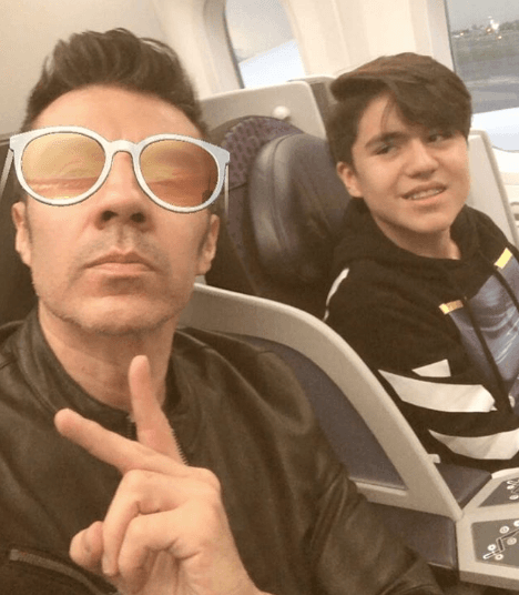 En su cuenta de Instagram, Adrián compartió esta instántanea en la que apareció acompañado de su hijo Gael rumbo a Madrid, España.